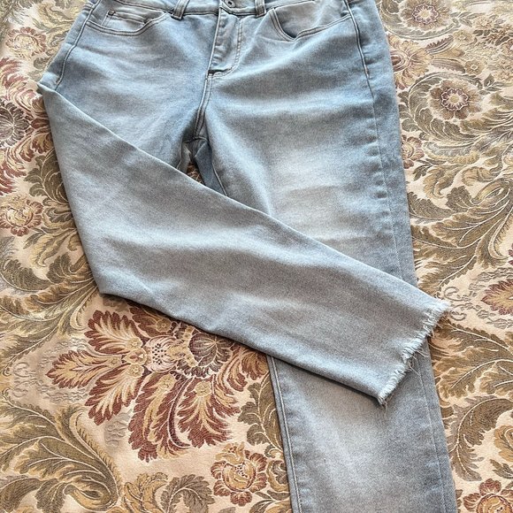 !IT. Denim Capris - Size 10 - Picture 2 of 9